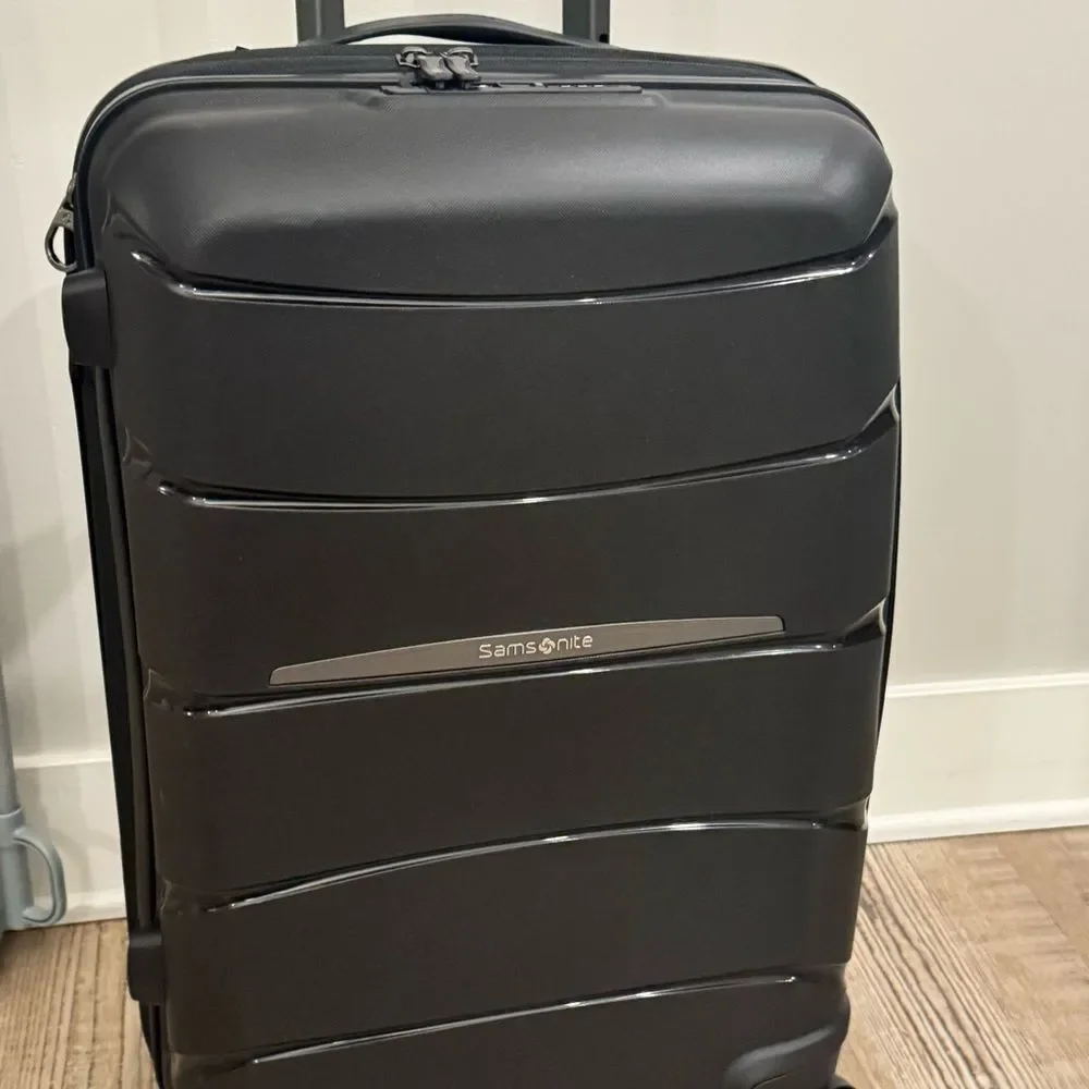 Samsonite Outline Pro Expandable Carry On Spinner Suitcase Luggage carry…